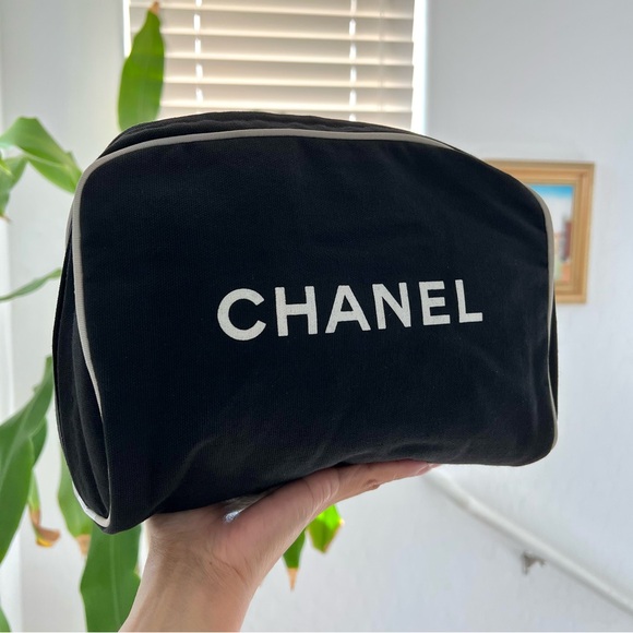 📌📌 SOLD Vintage CHANEL Makeup Cosmetic Travel Bag - Picture 1 of 13
